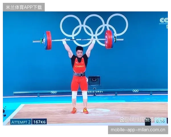 举重选手抓举动作一气呵成